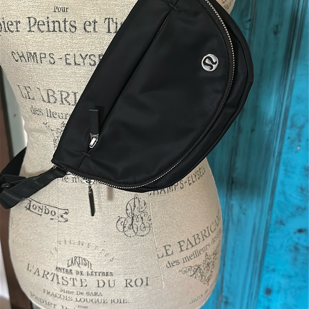 Lululemon Athletica Black All Night Festival crossbody bag